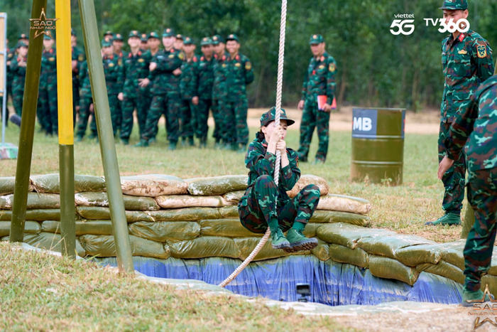 Tập 12 Sao Nhập Ngũ 2025: Hoà Minzy bất chấp chấn thương, kiên cường hoàn thành phần thi đu dây Ảnh 4