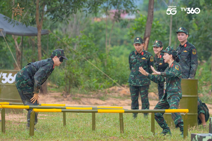 Tập 12 Sao Nhập Ngũ 2025: Hoà Minzy bất chấp chấn thương, kiên cường hoàn thành phần thi đu dây Ảnh 1