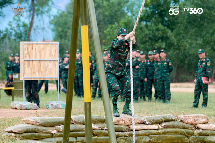Tập 12 Sao Nhập Ngũ 2025: Hoà Minzy bất chấp chấn thương, kiên cường hoàn thành phần thi đu dây Ảnh 3