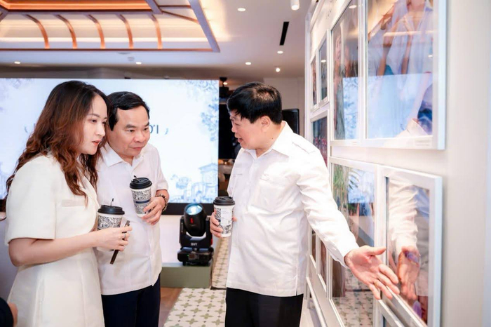 PGS.TS Nhà văn Nguyễn Thế Kỷ, nguyên Tổng Giám đốc Đài Tiếng nói Việt Nam, Nhà báo Nguyễn Khắc Năm Giám đốc Đài Tiếng nói Việt Nam, tại TP.HCM và Bà Vũ Thị Thuỳ Dung - Giám đốc Marketing CHAGEE Việt Nam tham quan không gian trưng bày hình ảnh của các trẻ em vùng cao tại chương trình.