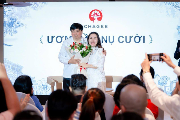 Bà Võ Thị Thiên Nga - Giám đốc Chagee Việt Nam tặng hoa cảm ơn PGS.TS Nhà văn Ông Nguyễn Thế Kỷ, nguyên Tổng Giám đốc Đài Tiếng nói Việt Nam đã đồng hành cùng chương trình 'Ươm Mầm Nụ Cười'