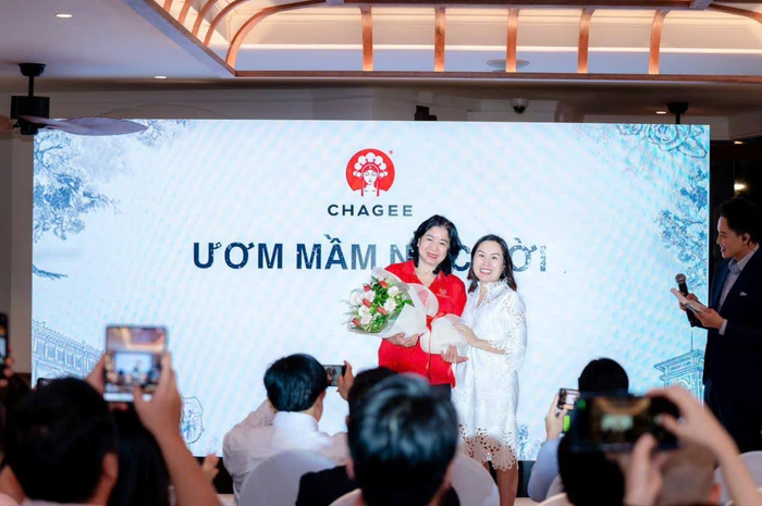 Bà Võ Thị Thiên Nga - Giám đốc Chagee Việt Nam và Bà Nguyễn Thị Bích Ngọc, Chủ tịch Hội Bảo trợ Người khuyết tật và Trẻ mồ côi TP Hồ Chí Minh phát biểu tại chương trình.