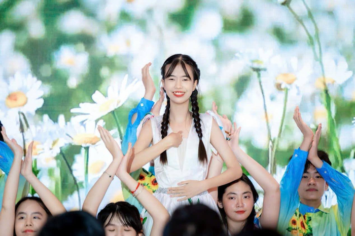 Tiết mục múa do các trẻ em ở trường khiếm thính chuyên biệt hy vọng Bình Thạnh thể hiện.