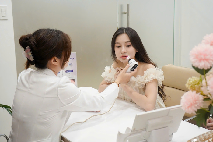 Quá trình soi da cho khách hàng tại YB Spa.