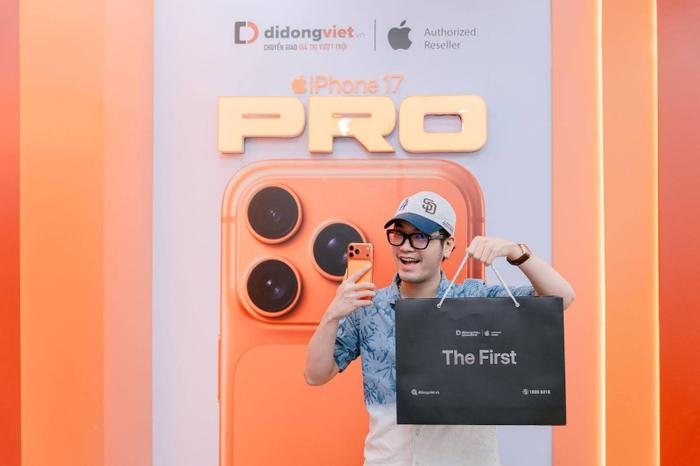 Nhạc sĩ Khắc Hưng check-in cùng iPhone mới tại Di Động Việt.