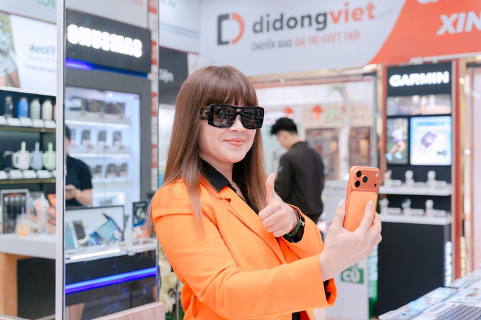 Nhạc sĩ Lưu Thiên Hương diện tone-sur-tone đi sắm iPhone mới.