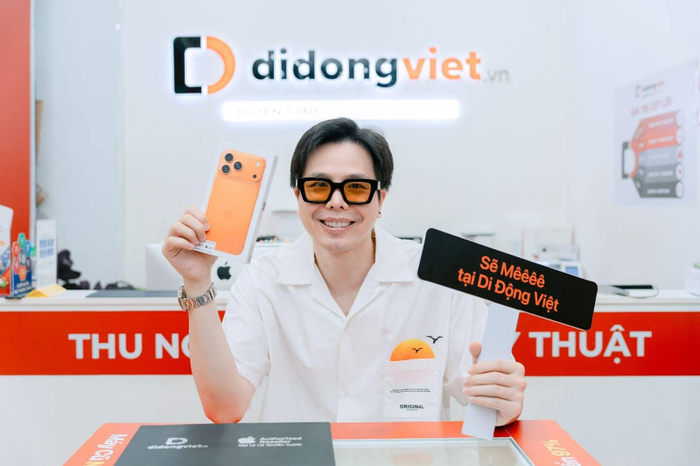 Ca sĩ Trịnh Thăng Bình diện đồ giản dị đi “tậu Táo”.