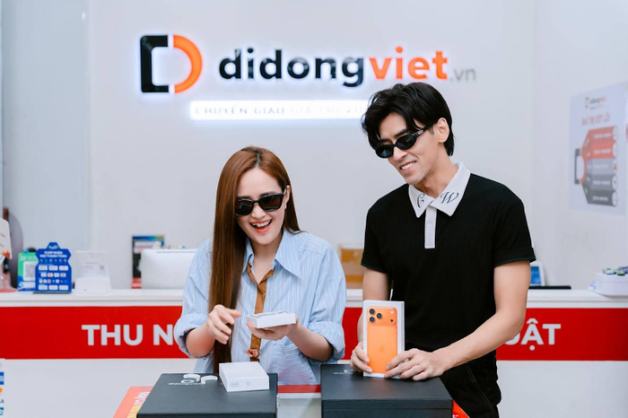 Vợ chồng diễn viên Phương Hằng - Anh Tâm hào hứng “đập hộp” iPhone 17 Pro Max 2T màu cam.