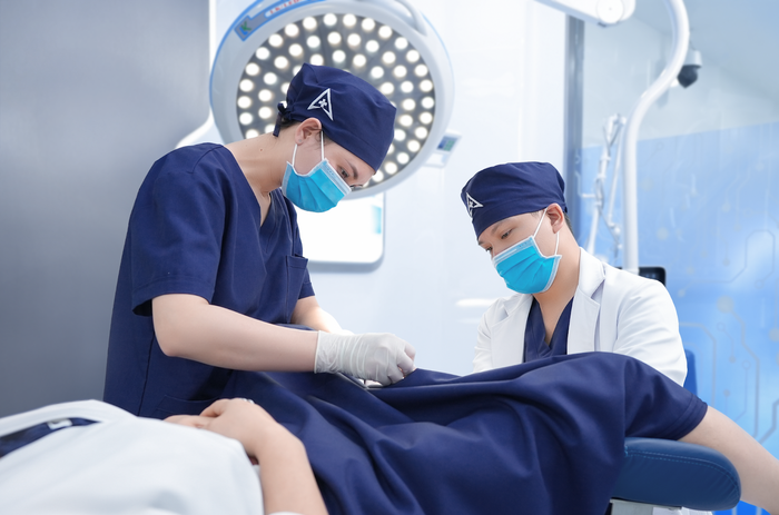 Khai báo đầy đủ tiền sử bệnh là bước quan trọng để đảm bảo an toàn trước khi thực hiện các can thiệp y khoa