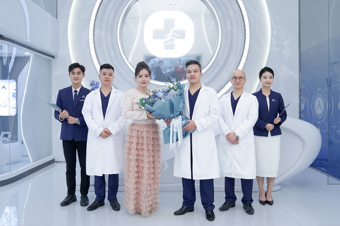 Diễn viên Hoàng Yến (phim Về nhà đi con) lưu lại kỷ niệm bác sĩ David Bùi và ekip