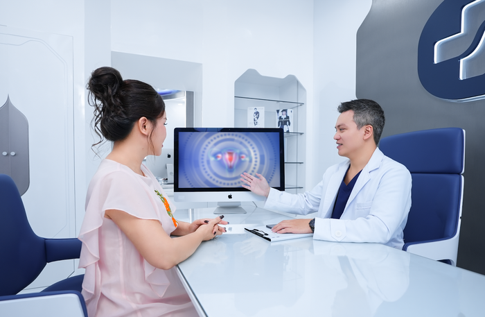 Bác sĩ David Bùi tư vấn cho khách hàng&nbsp; về thời điểm thích hợp để thực hiện can thiệp sau sinh.