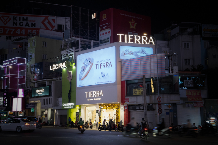 Sở hữu mặt bằng to đẹp ngay giữa vị trí đắc địa là sự khẳng định không lời của Tierra cho vị thế ngày một nâng tầm. Ảnh: Tierra