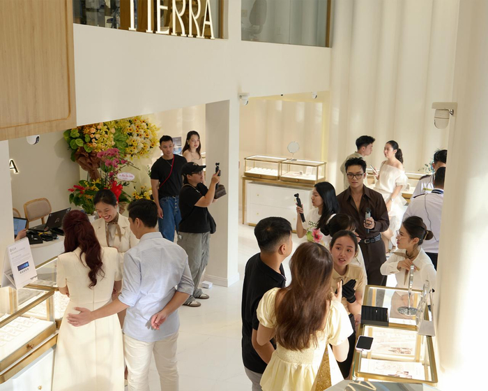 Đông đảo khách hàng đến tham quan và trải nghiệm không gian hai tầng sang trọng của cửa hàng mới. Ảnh: Tierra