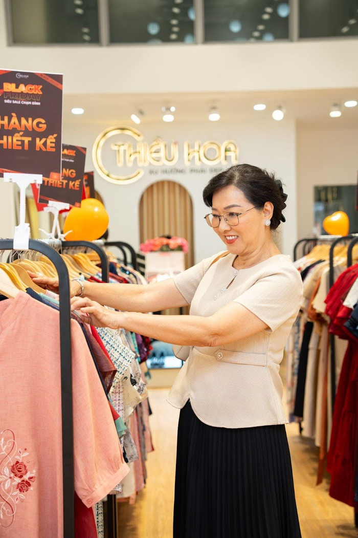 Nghệ sĩ Phương Dung trải nghiệm những thiết kế dành riêng cho phụ nữ trung niên tại Thiều Hoa 