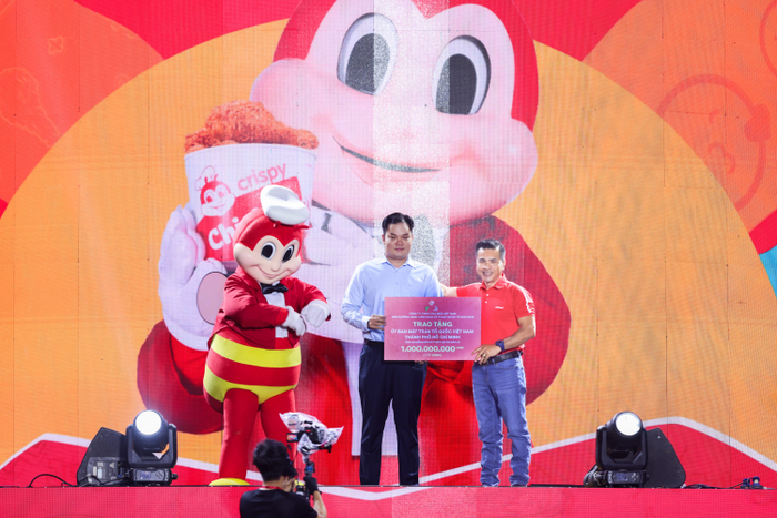 Đại diện Jollibee Việt Nam trao 1 tỷ đồng cho Uỷ ban Mặt trận Tổ Quốc TPHCM, nhằm khắc phục hậu quả do bão lũ tại miền Trung