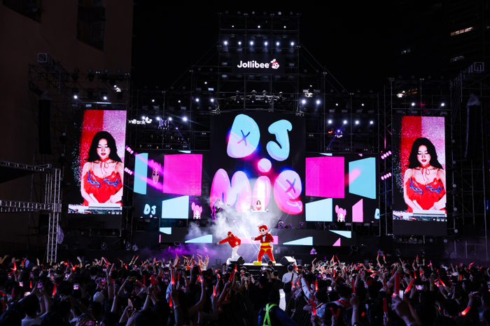 Sân khấu The Jolly Day được đầu tư hoành tráng, tạo nên một đêm nhạc kỷ niệm 20 năm đầy ấn tượng