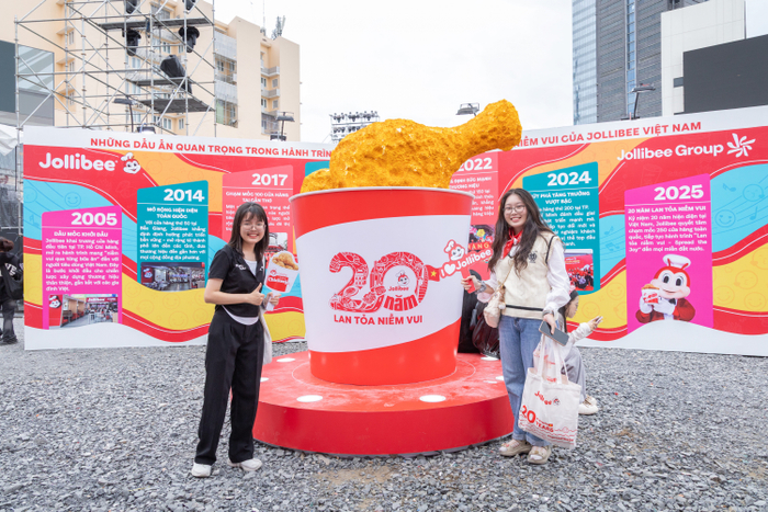 Các bạn trẻ check in tại khu vực “bức tường hành trình 20 năm Jollibee”