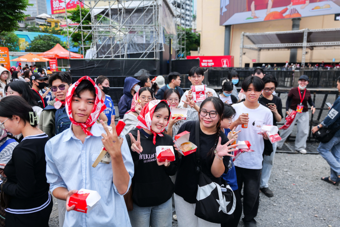 Khán giả hào hứng tham gia các trò chơi tại khu vực Gà Giòn Vui Vẻ, Mỳ Ý Jolly, Mỳ Sốt Cay, vừa có tính kết nối, vừa nhận được quà mang về nhà!&nbsp;