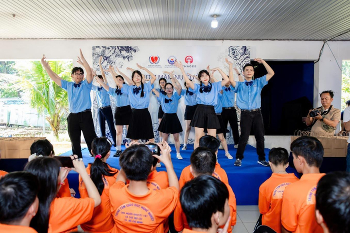 Tiết mục múa do các em học sinh Trường Khiếm thính chuyên biệt Hy Vọng Bình Thạnh biểu diễn tại chương trình trao quà.