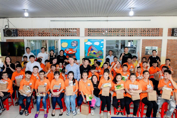 Các khách mời và nhà tài trợ trao tặng quà cho các trẻ em khuyết tật tại chương trình.