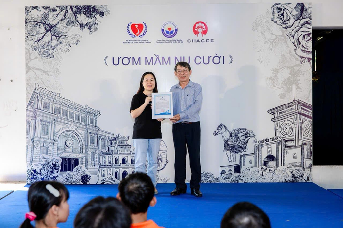 Ông Đỗ Trung Tín – Giám đốc Trung tâm Giáo dục nghề nghiệp cho Người khuyết tật và Trẻ mồ côi TP. Hồ Chí Minh trao thư cảm ơn đến đại diện nhà tài trợ CHAGEE Việt Nam.