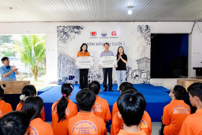 Bà Nguyễn Thị Bích Ngọc và bà Võ Thị Thiên Nga trao biển tài trợ cho Trung tâm Giáo dục nghề nghiệp cho Người khuyết tật và Trẻ mồ côi TP. Hồ Chí Minh.