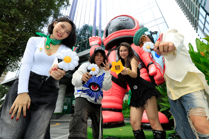 V-FAM háo hức check-in cùng phi hành gia hồng trước VPBank Flagship Hồ Chí Minh