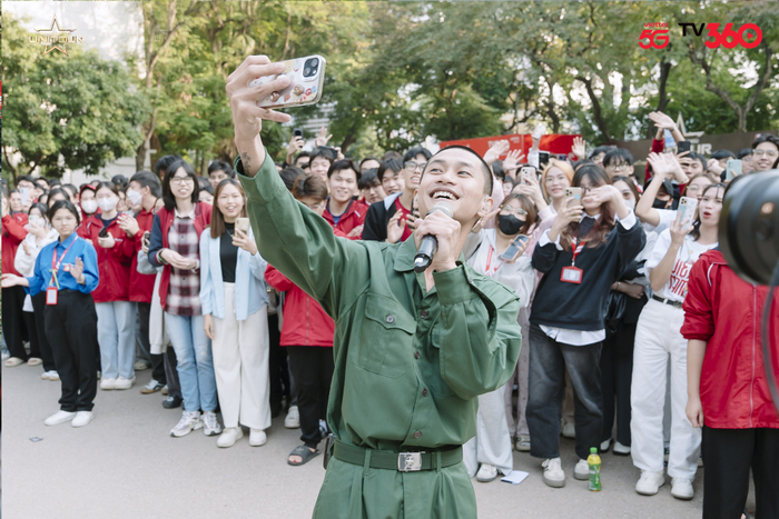 Hàng trăm sinh viên Bách Khoa hát “Còn gì đẹp hơn” khép lại hành trình Sao Nhập Ngũ Unitour đáng nhớ Ảnh 3
