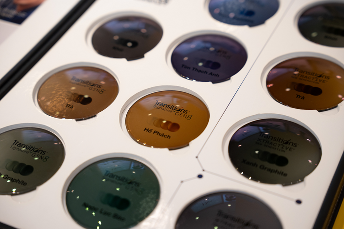 Danh mục tròng kính đổi màu tại Hải Triều có sự đa dạng về thương hiệu, tính năng lẫn màu sắc