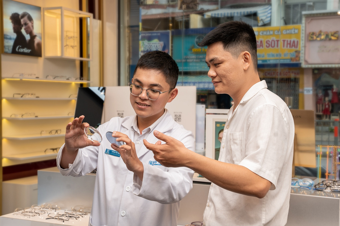 Khách hàng của Hải Triều được tư vấn bởi đội ngũ tư vấn viên, kỹ thuật viên giàu chuyên môn