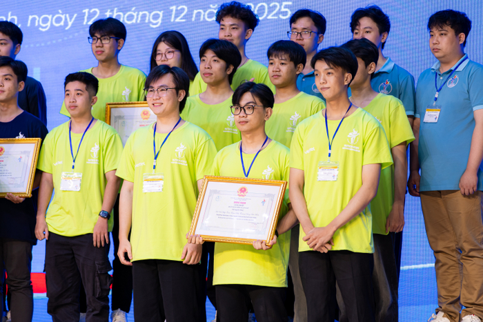 Nhóm sinh viên HUTECH đạt giải Nhất khối Phần mềm nguồn mở tại OLP’25