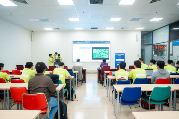 Các đội thi trình bày nội dung và trình diễn sản phẩm tại buổi chấm thi