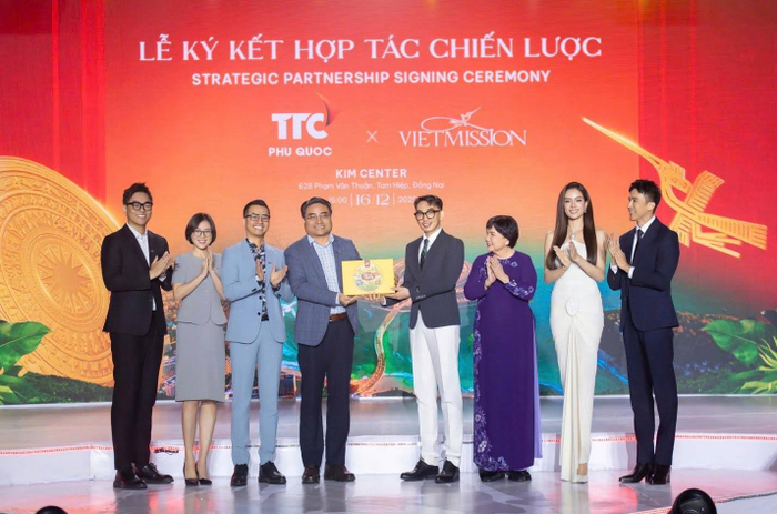 TTC Phú Quốc trao tặng quà lưu niệm cho VIETMISSION