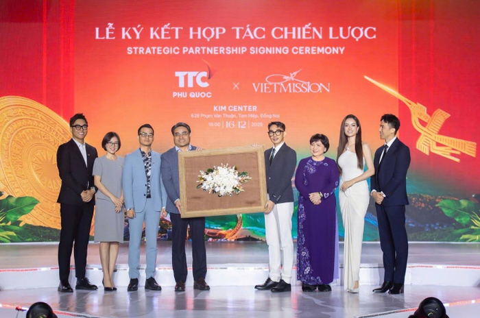 VIETMISSION tặng quà lưu niệm cho phía TTC Phú Quốc