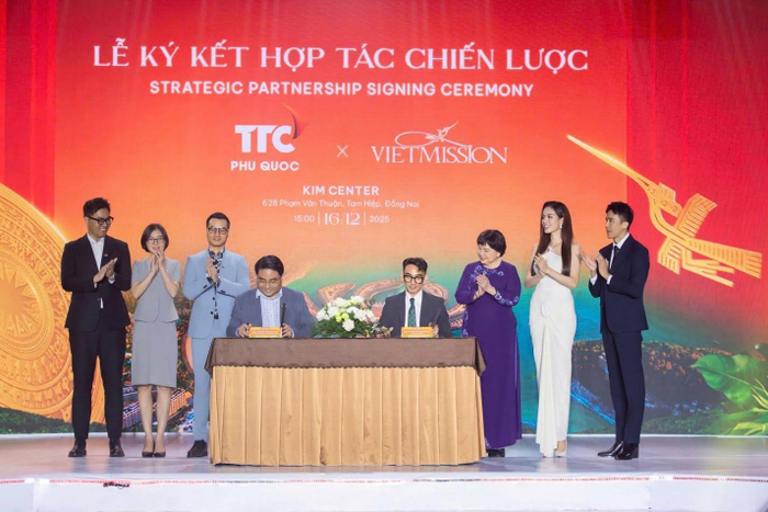 Ông Nguyễn Thanh Ngữ - Phó Tổng Giám đốc Tập đoàn, Chủ tịch Hội đồng quản trị TTC Phú Quốc và Thạc sĩ - Nhà sản xuất Huỳnh Minh Hoà - Founder & CEO VIETMISSION thực hiện nghi thức ký kết