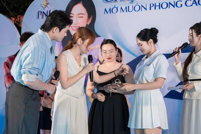 Stylist Trần Đạt trực tiếp tư vấn phối trang sức cho các bạn sinh viên tham gia sự kiện. Ảnh: PNJ.