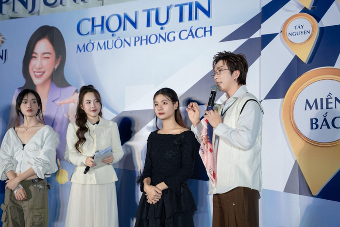 Tăng Phúc truyền cảm hứng về sự tự tin đến các bạn sinh viên. Ảnh: PNJ.