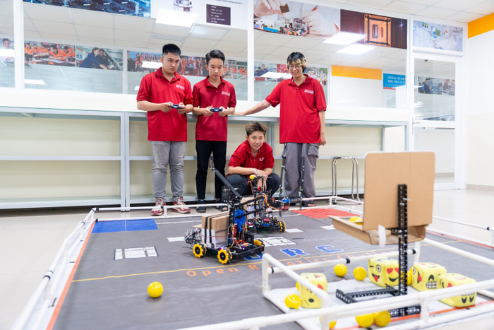 Sinh viên ngành Robot và trí tuệ nhân tạo thử nghiệm giải pháp kỹ thuật tại xưởng thực hành