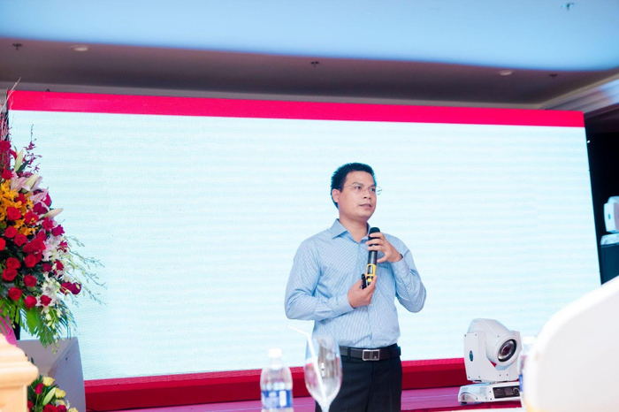 Ông Trần Quang Hội chia sẻ trong buổi hội thảo về vật liệu ốp tường&nbsp;