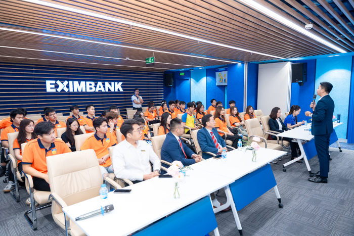 Sinh viên giao lưu, lắng nghe chia sẻ từ đại diện ngân hàng Eximbank