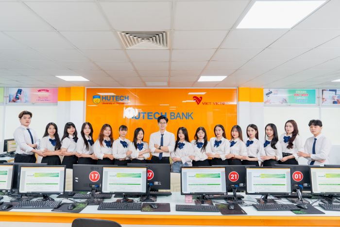 Sinh viên “nhập vai” nhân viên ngân hàng chuyên nghiệp tại HUTECH Bank