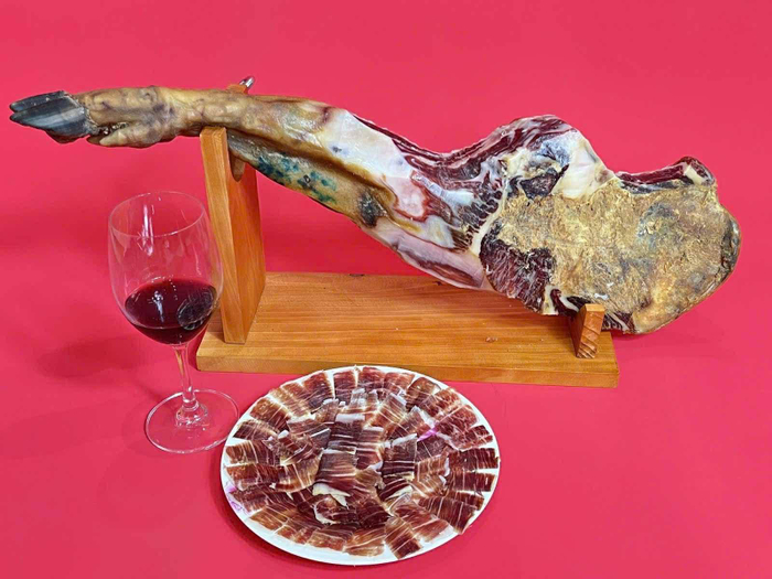 Sản phẩm nguyên khối kèm rượu vang trên bàn tiệc