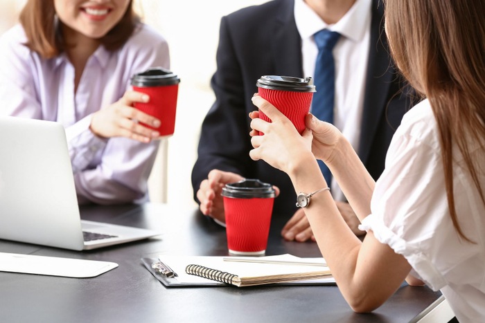 Làm thân với đồng nghiệp bằng việc mời nước là “chiêu thức” tuy cũ nhưng luôn hiệu quả.