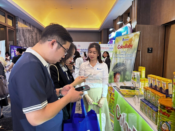 Gian hàng VitaDairy được đông đảo các đại biểu đến tham quan và trải nghiệm