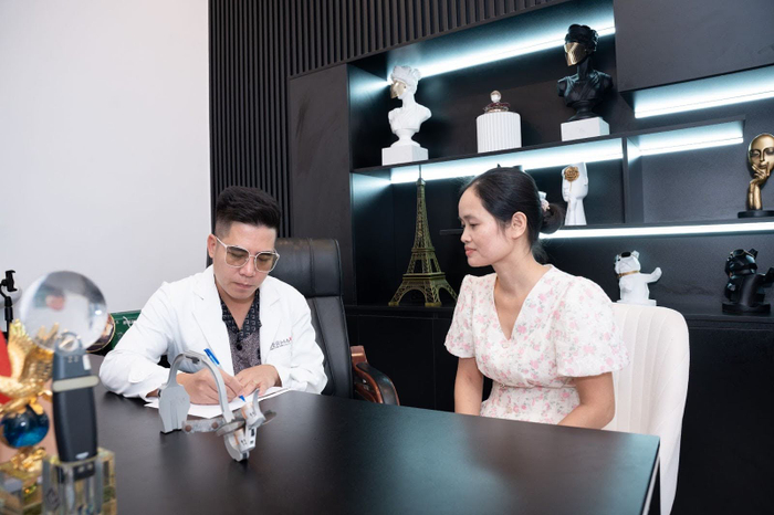 Dược sĩ Thành Nguyễn trực tư vấn cho khách hàng.