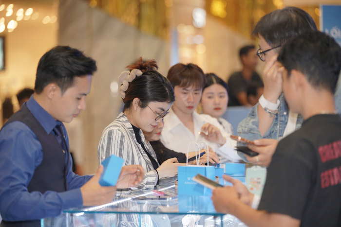 Gian hàng trưng bày bộ sưu tập FOREVER thu hút fan đến sở hữu món trang sức mang dấu ấn của idol. Ảnh: STYLE by PNJ