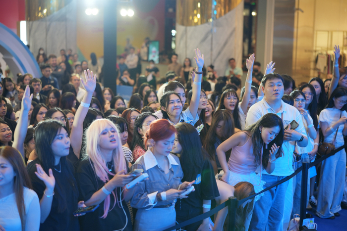 Hàng trăm Dopamine tạo nên khung cảnh náo nhiệt hiếm thấy cho một sự kiện mở bán phụ kiện. Ảnh: STYLE by PNJ