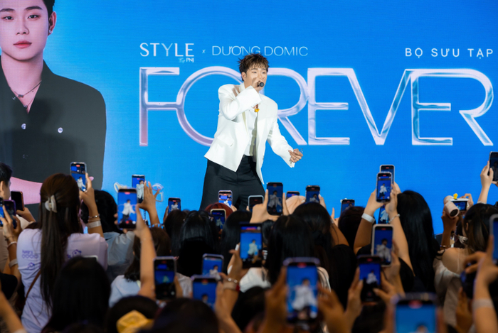 Loạt ca khúc quen thuộc vang lên khiến không gian sự kiện bùng nổ. Ảnh: STYLE by PNJ