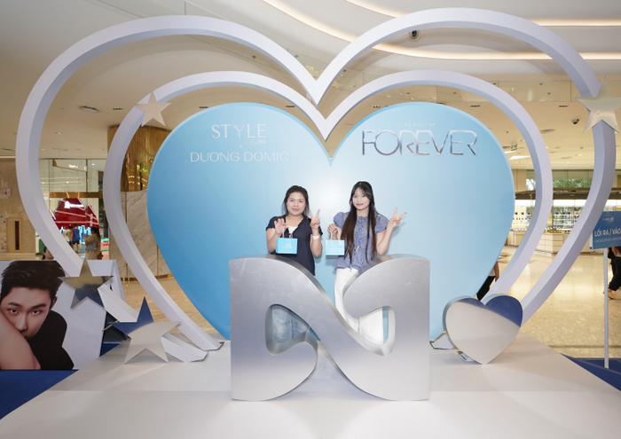 Booth chụp ảnh mang biểu tượng vô cực đặc trưng của bộ sưu tập trở thành điểm check-in hot nhất. Ảnh: STYLE by PNJ