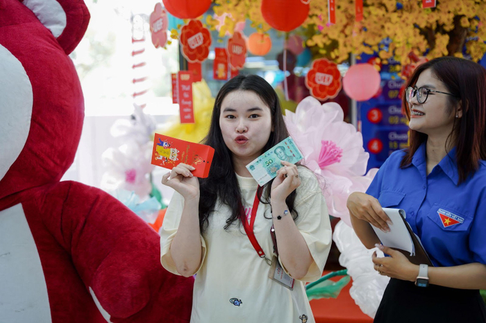 Sinh viên được tiếp thêm “năng lượng may mắn” khi nhận lộc đầu năm